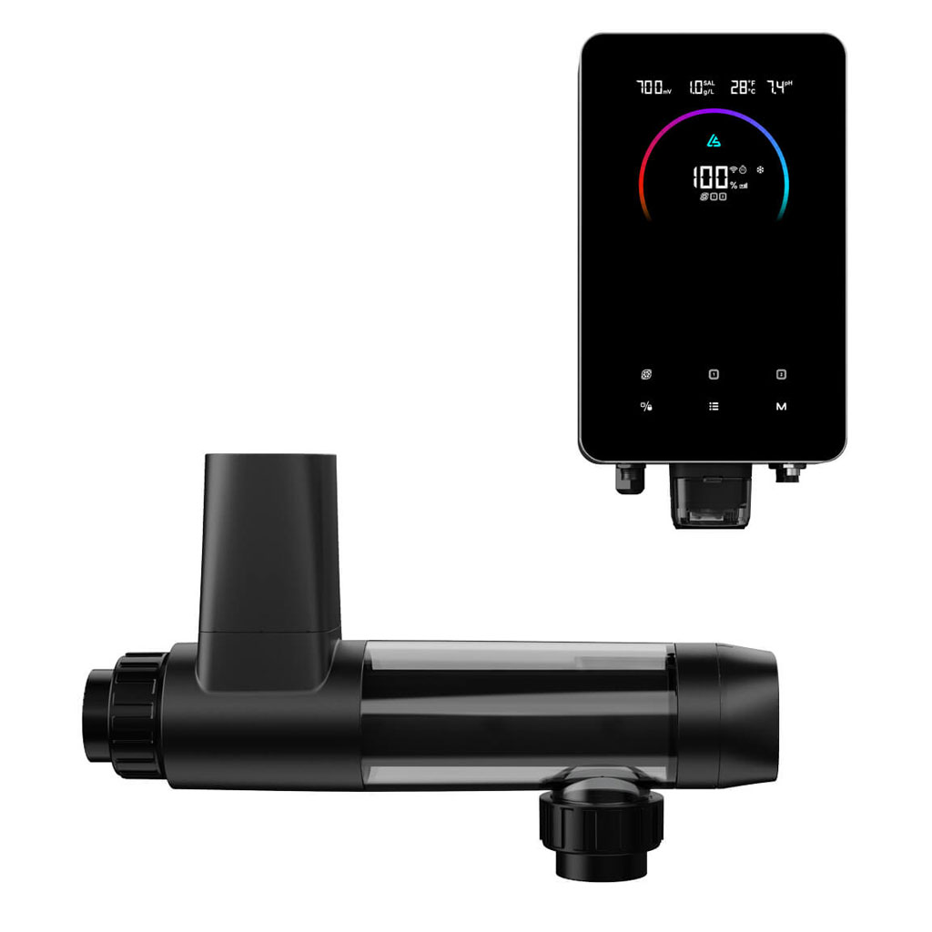 Digitaler Poolchlorierer mit schwarzem Bedienfeld und Schlauch.