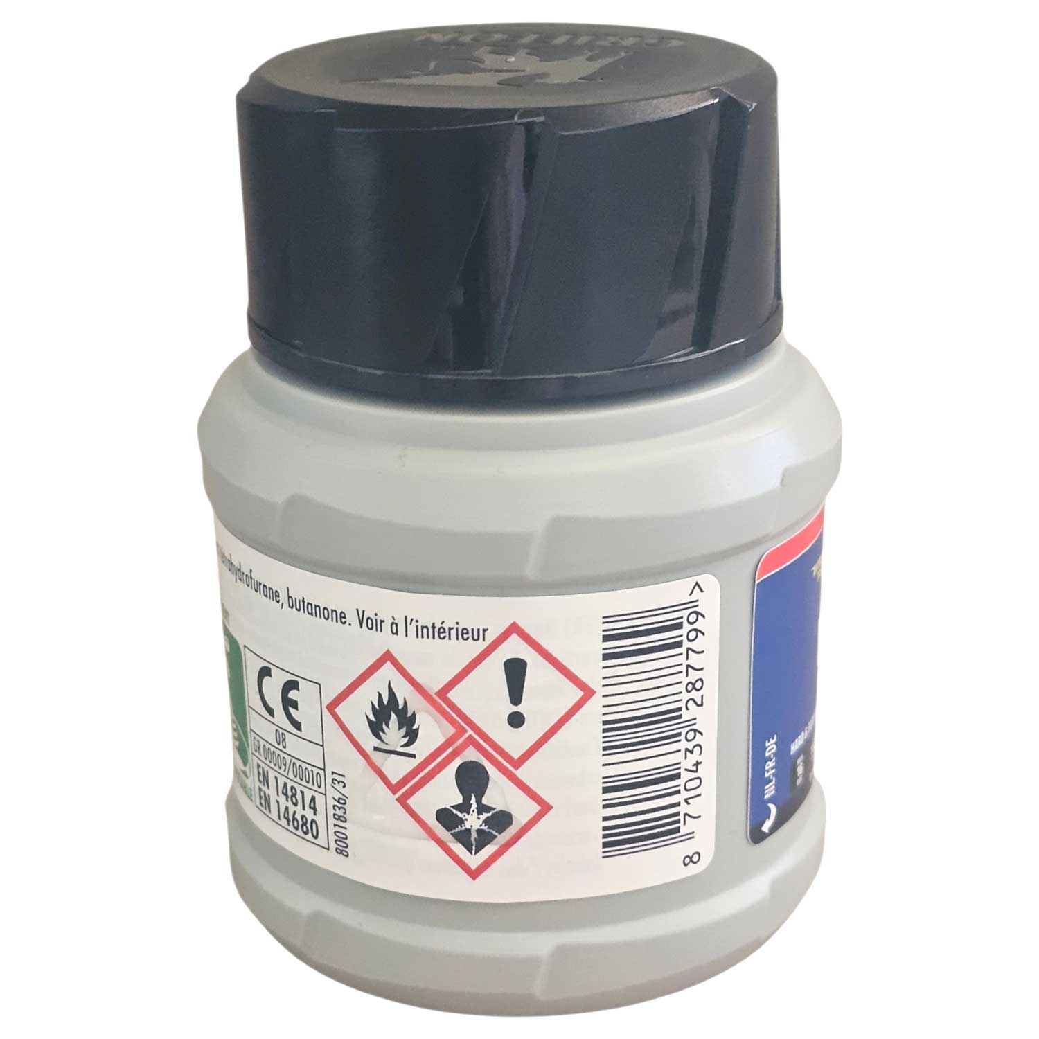 Behälter mit Sicherheitsetiketten für Gefahrstoffe.