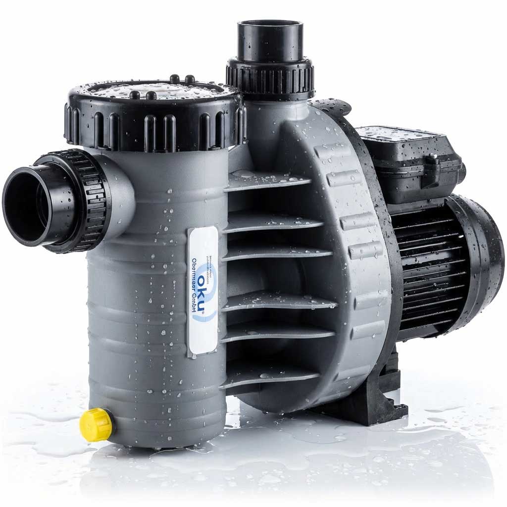 Poolpumpe mit Wasser, graues Gehäuse und Anschlussöffnungen.