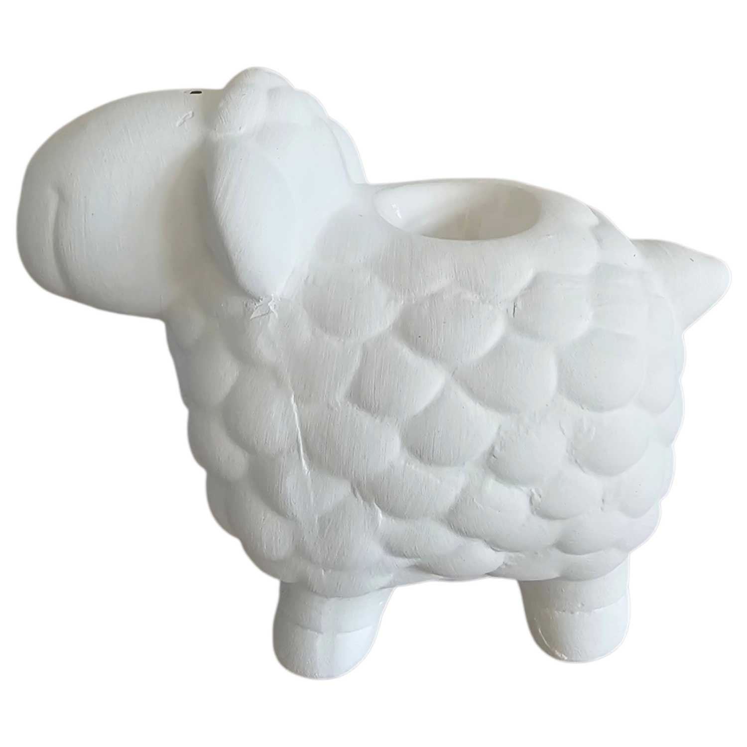 Eine Schaffigur aus weißer Keramik mit einer hohlen Öffnung auf der Rückseite zum Aufbewahren von Gegenständen.