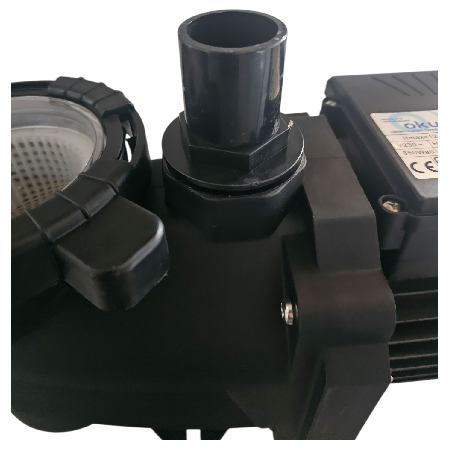 Nahaufnahme einer Poolpumpe mit Anschlussarmatur und Motor.