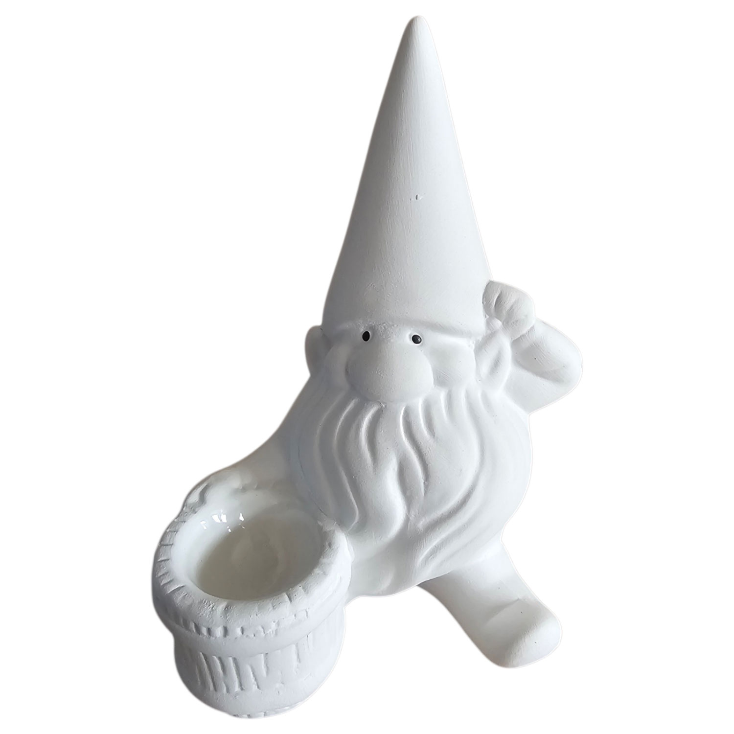 Eine weiße Gartenzwergfigur aus Keramik mit einem kleinen Korb, isoliert auf weißem Hintergrund.