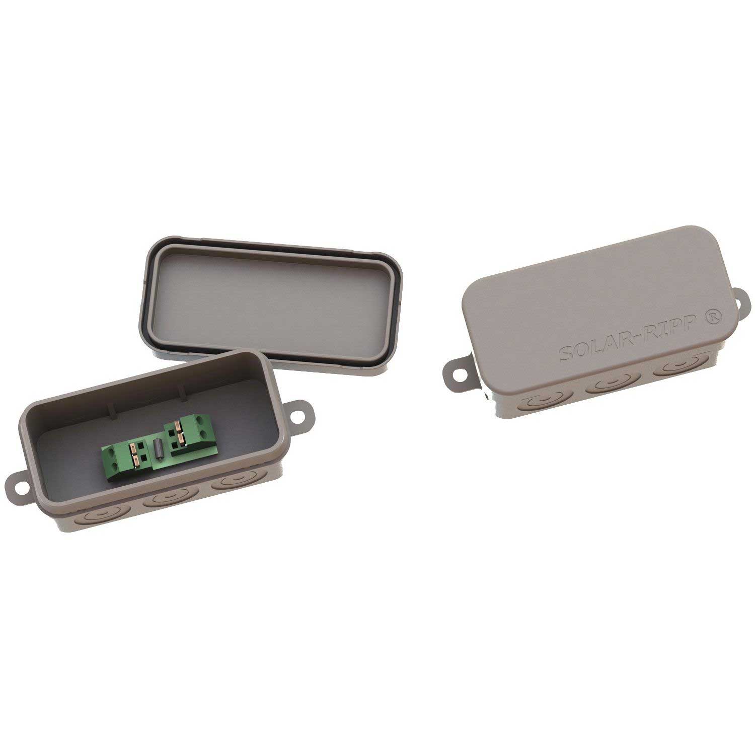 Das Bild zeigt drei graue Solar-RIPP-Anschlusskästen, zwei offene, die interne Schaltkreise und einen Deckel freigeben.