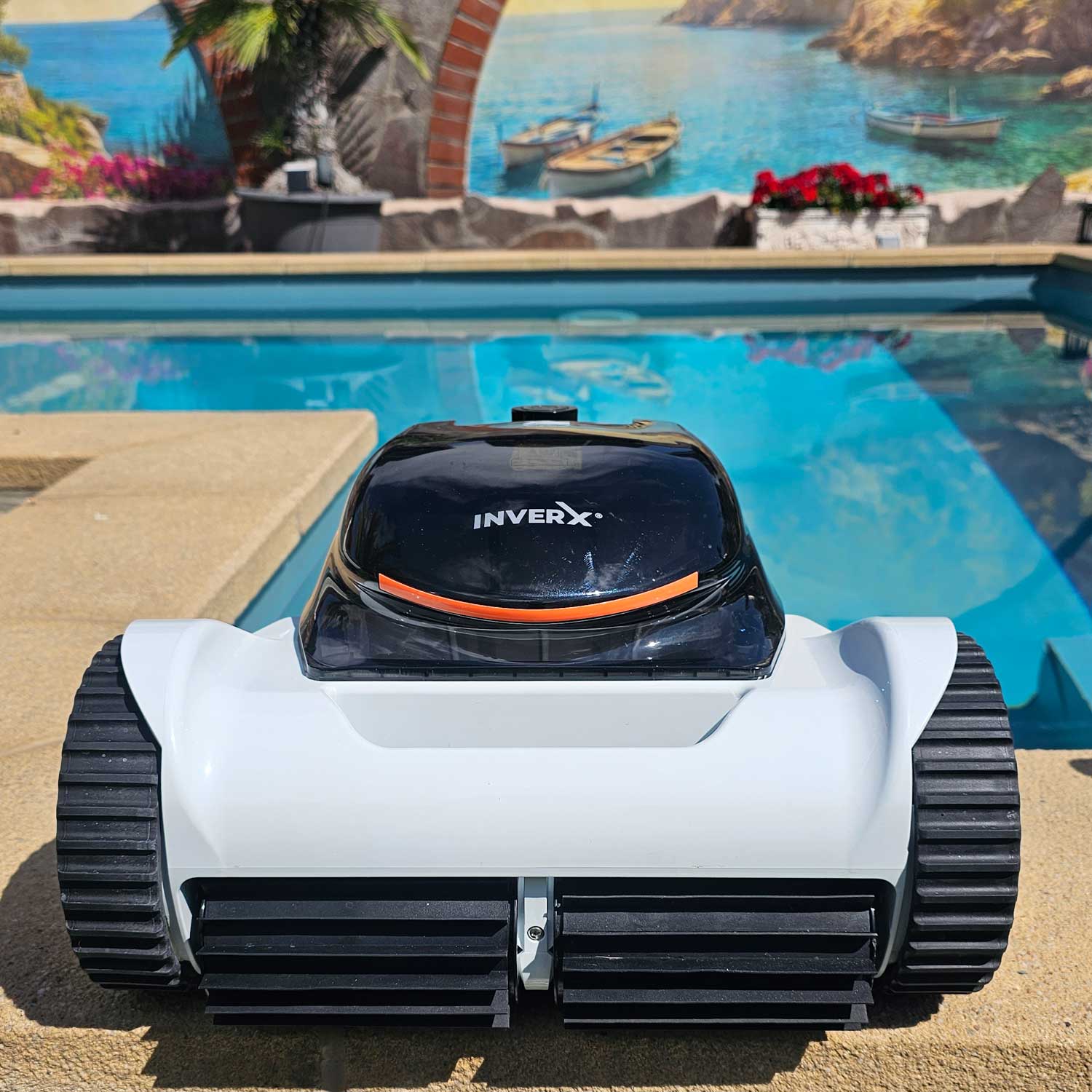 Automatischer Poolreiniger, der in der Nähe eines Schwimmbeckenrandes positioniert ist.