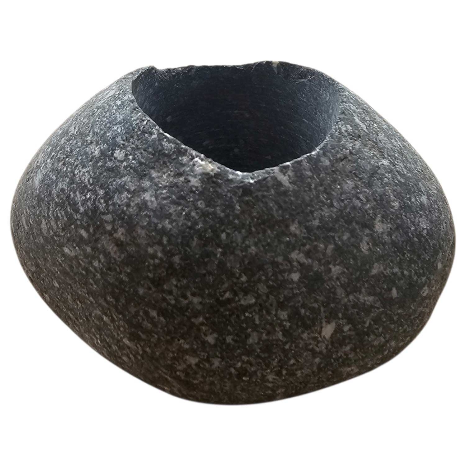 Eine dunkelgraue Specksteinschale mit einem einzigen zentralen Loch für Saunaduftöl.