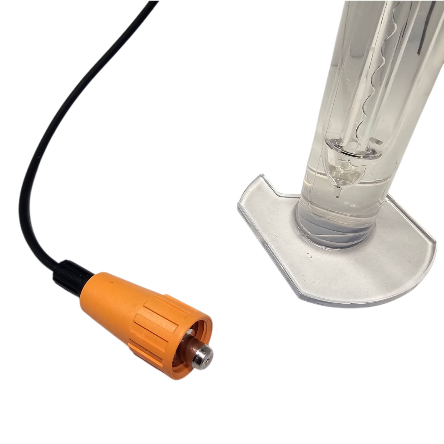 Eine Laborelektrode aus klarem Glas mit einem Kabel und einem orangefarbenen Anschlussstecker.