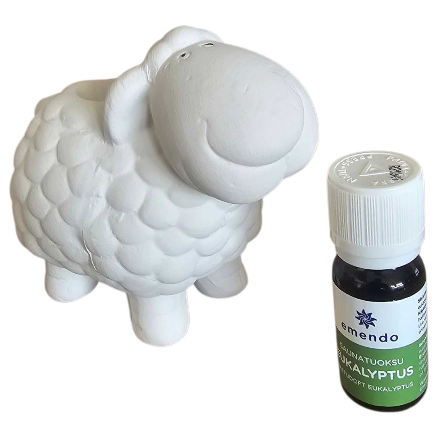 Eine Schaffigur aus weißer Keramik neben einer kleinen Flasche Eukalyptus-Saunaduftöl.