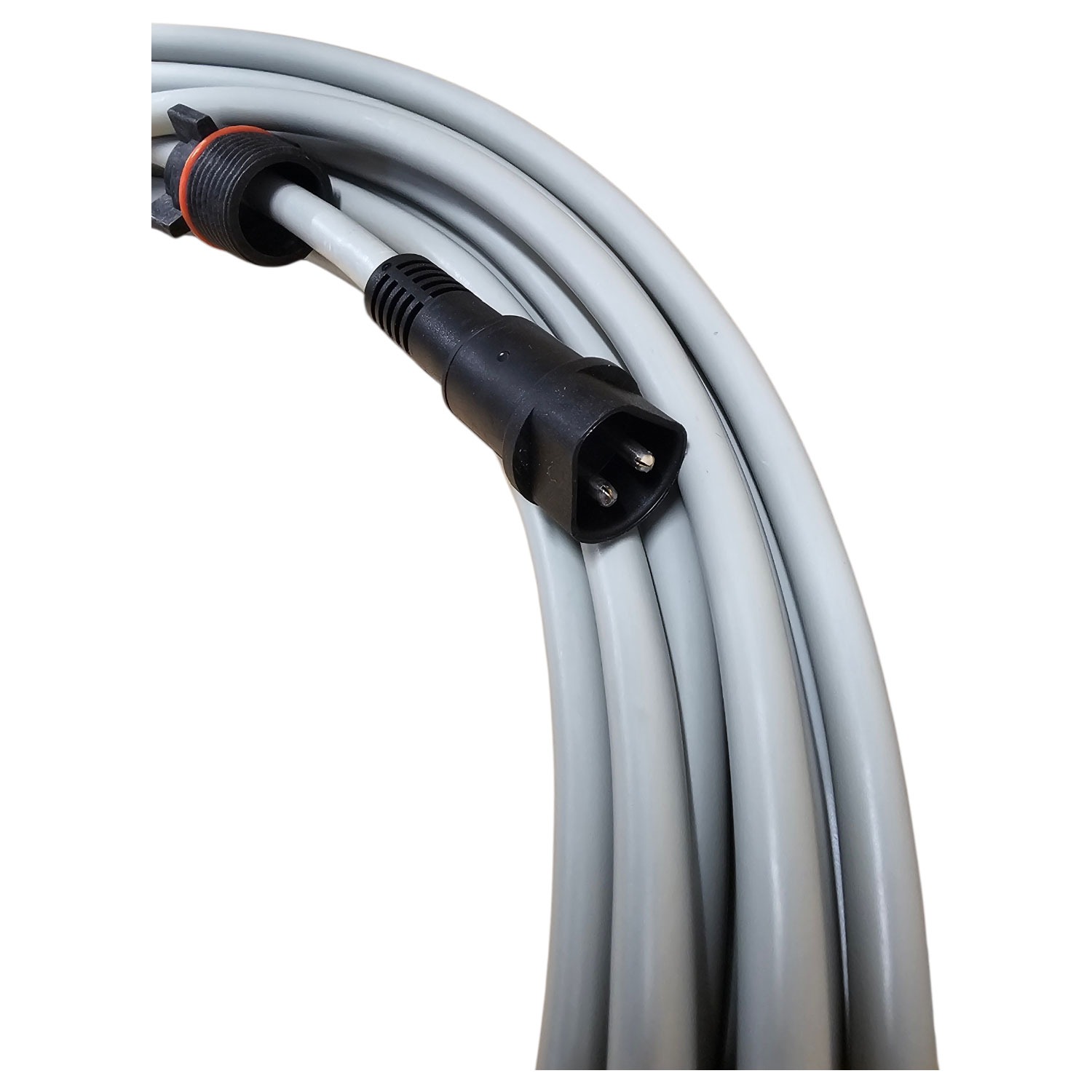 Graues Stromkabel mit dreipoligem Stecker und Stecker.