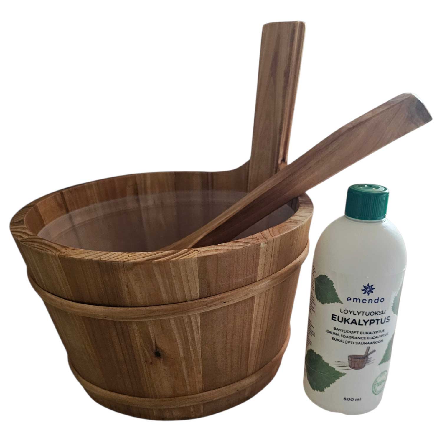 Ein Saunakübel aus Holz mit einer Schöpfkelle und einer Flasche Eukalyptus-Saunaduft.